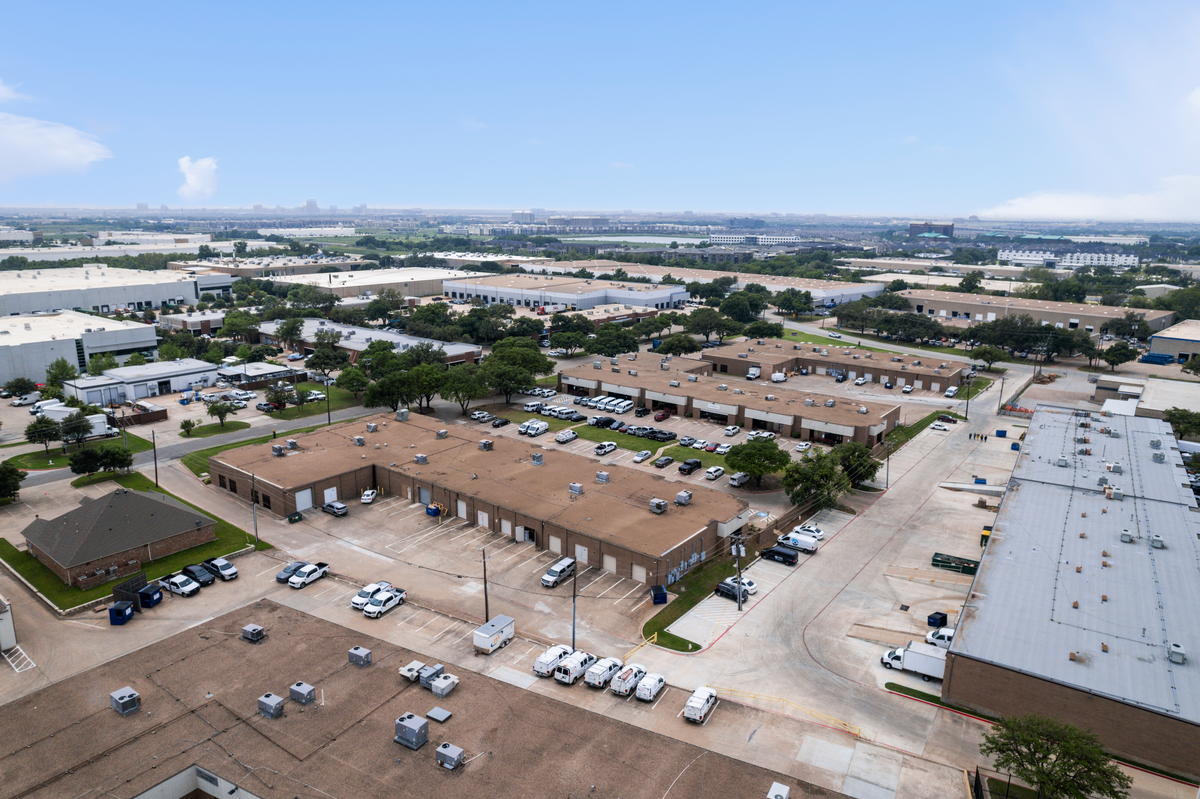 2,600 SF Flex Space in Farmers Branch, TX Photo